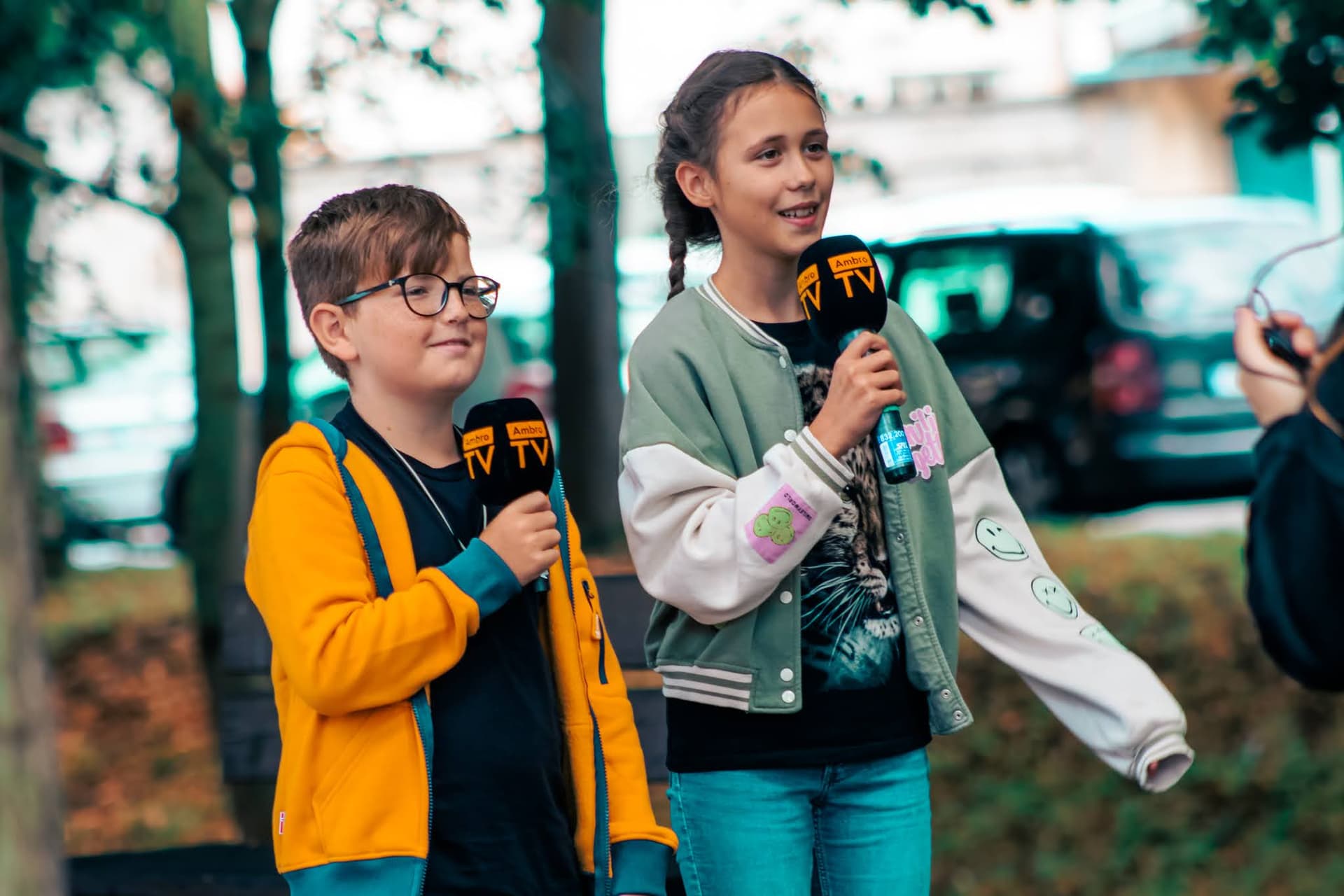 Malí reportéři AmbroTV s mikrofony při natáčení reportáže